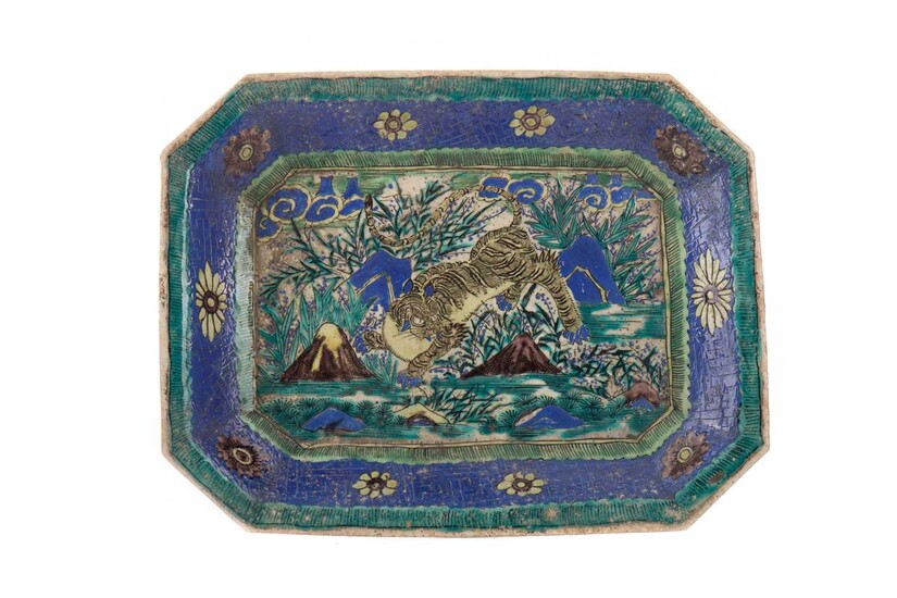 AN EARLY 20TH CENTURY CHINESE RECTANGULAR DISH