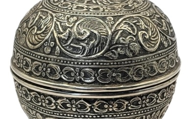 AN EARLY 20TH CENTURY INDIAN SILVER BOX AND COVER Fine embos...