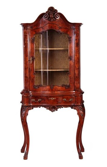 AN EARLY 20TH CENTURY ITALIAN WALNUT AND MARQUETRY