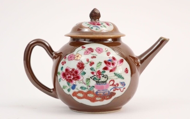 Achttiende eeuwse Chinese theepot in "Capucijner" porselein met Famille Rose-decor - hoogte : 12,5 cm||18th...