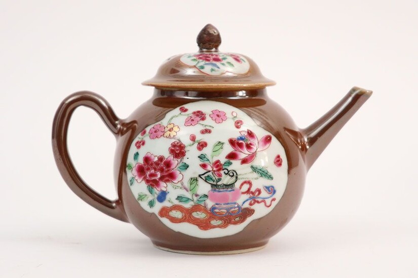 Achttiende eeuwse Chinese theepot in "Capucijner" porselein met Famille Rose-decor - hoogte : 12,5 cm||18th...