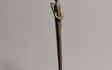 Aiguille à stylo figurative Celtique, 3.-2. siècle avant J.-C. Bronze, H = 12,9 cm (5...