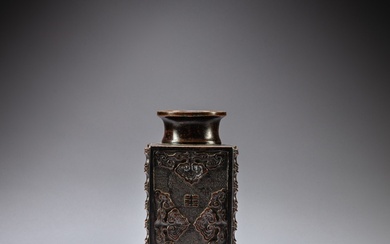 An archaistic bronze vase, 17th century | 十七世紀 銅仿古琮式瓶