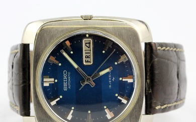 An automatic Seiko 19 jewels wristwatch (no. 7006-6770, 641107) on a black leather strap with date function.