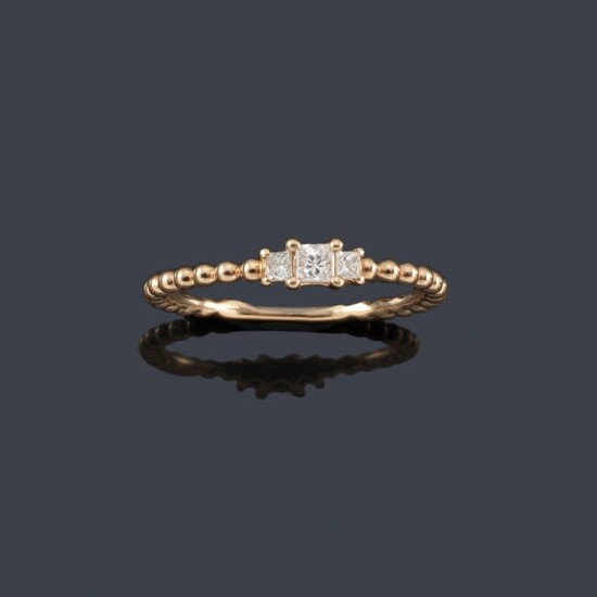Anillo con tres diamantes talla princesas de aprox. 0,12 ct en total en montura de oro rosa de 18K.