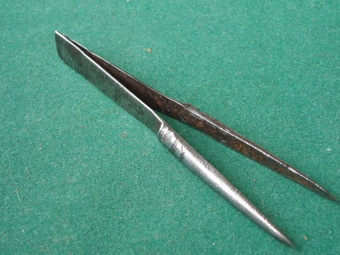 Antique wrought iron tweezers found (1) - Iron (cast/wrought)
