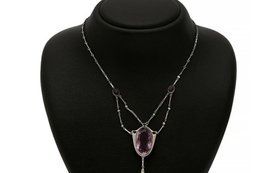 Art Nouveau pearl and amethyst necklace set with numerous seed pearls and three oval-cut amethysts, mounted in sterling silver. L. 53 cm.