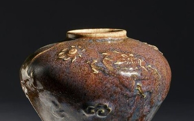 Arte Cinese A framboise glazed pottery jar decorated