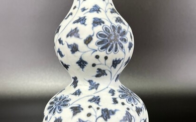 青花葫芦花瓶 BLUE AND WHITE DOUBLE GOURD VASE