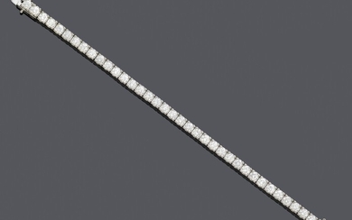 BRACELET BRILLANT. Platinum 950, 30g. Bracelet rivière classiquement élégant, serti de 37 diamants taille brillant...