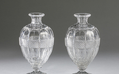 Baccarat. Paire de vases balustres en cristal taillé à côtes festonnées et band…