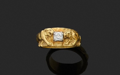 Bague en or jaune 18K centrée d'un diamant coussin de taille ancienne monté en serti-griffes...