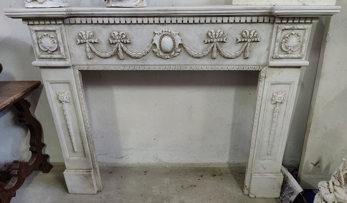 Beautiful Carrara marble fireplace with refined decorations - 139 x H 107 cm - Neoclassical Style - Carrara marble - Late 19th century