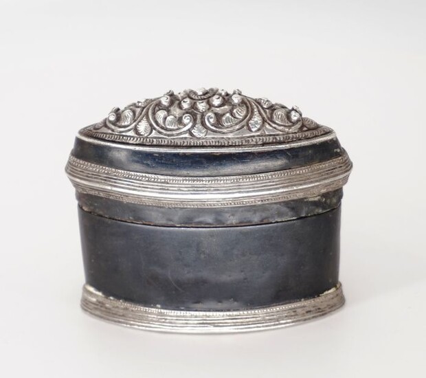 Betelnut accessories (1) - Silver - Lime Box laquée - Burma - Early twentieth