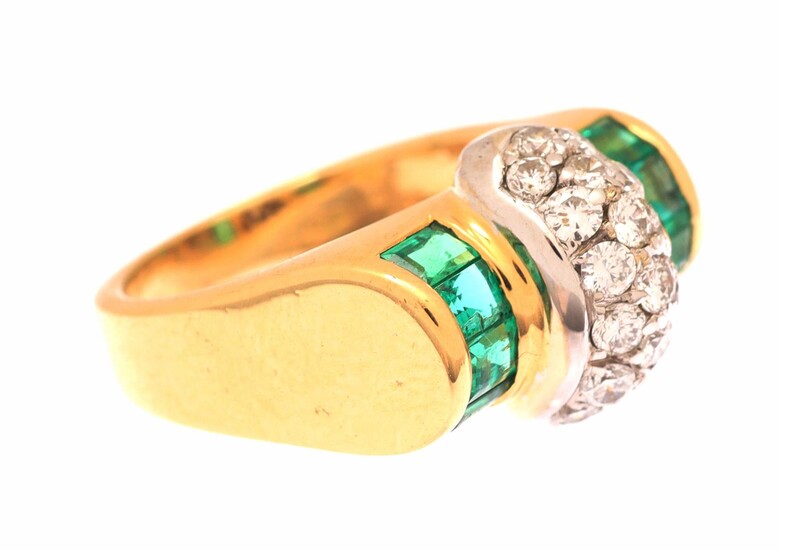 (-), Bicolor gold ring, 18 kt., set with...