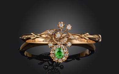 Bracelet en grenat démantoïde et diamant, fin du 19e siècle, centré sur une gerbe florale...