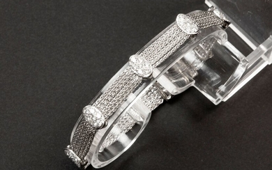 Bracelet en or blanc (18 carats) avec un design très particulier avec des chaînettes et...