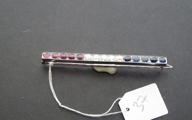 Broche barrette "Tricolore" en or gris 18K (750/oo) sertie de saphirs et rubis ronds, en...