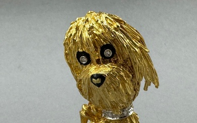 Broche en or jaune et gris 18K (750/1000) texturé, figurant un chien, les yeux et...