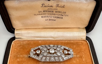 Broche plaque en or gris 18k (750e) et platine (850e), centrée de 3 diamants taille...