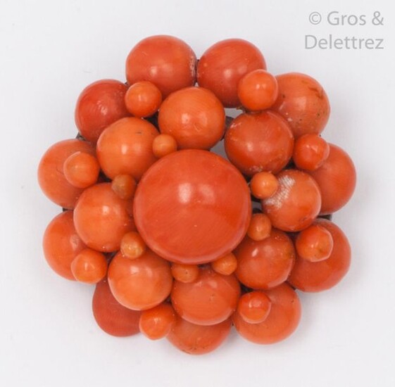 Brooch " Ronde " in metal, decorated with coral cabochons. Work from the 19th century. Diamètre : 4cm. P. Brut : 20,7g.