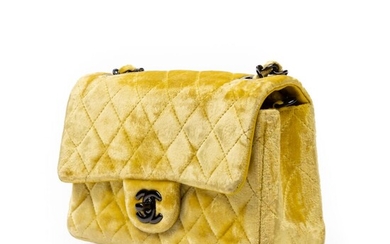 CHANEL Sac "Timeless" mini Mini "Timeless" bag Velours matelassée jaune Yellow quilted velvet Garnitures métal...