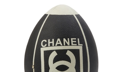 CHANEL par Karl Lagerfeld (2007) Ballon de rugby en caoutchouc composite noir et blanc orné...