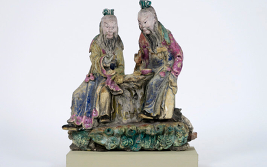 CHINA - QING-DYNASTION (1644 - 1912) beautiful and well preserved roof ornament in polychrome porcelain : "Two characters playing mahjong" - height and width : 24,5 and 21 cm - mounted |||antique Chinese Qing dynasty polychromed porcelain roof...