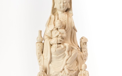 CHINE. Statuette de Guanyin en porcelaine... - Lot 37 - Le Floc'h