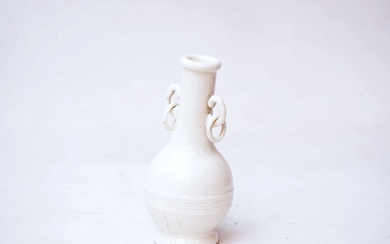 CHINE, XIXe Vase pansu à long col en porcelaine... - Lot 37 - Alexandre Landre Paris