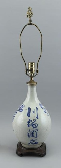 CHINESE BLUE AND WHITE PORCELAIN BOTTLE VASE Late 19th/Early 20th Century Height of vase 13î.