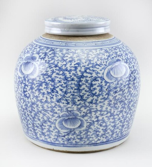 CHINESE BLUE AND WHITE PORCELAIN COVERED GINGER JAR