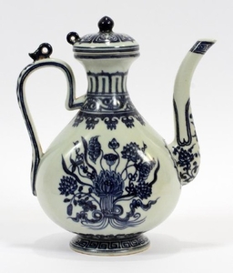 CHINESE BLUE WHITE PORCELAIN WINE VESSEL