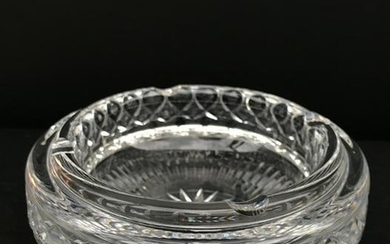 Cendrier circulaire en cristal taillé. D : 17 cm