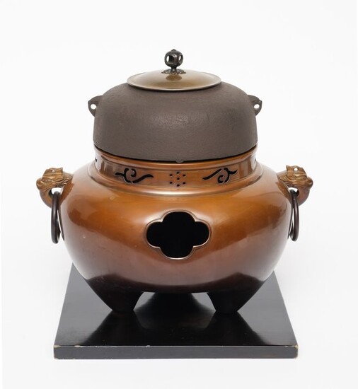 Chagama 茶釜 (iron tea kettle) and furo 風炉 (portable stove to boil water for tea) - Bronze - Heavy complete cast iron tea kettle -With bronze lid and bronze tripod portable stove - Japan - Shōwa period (1926-1989)