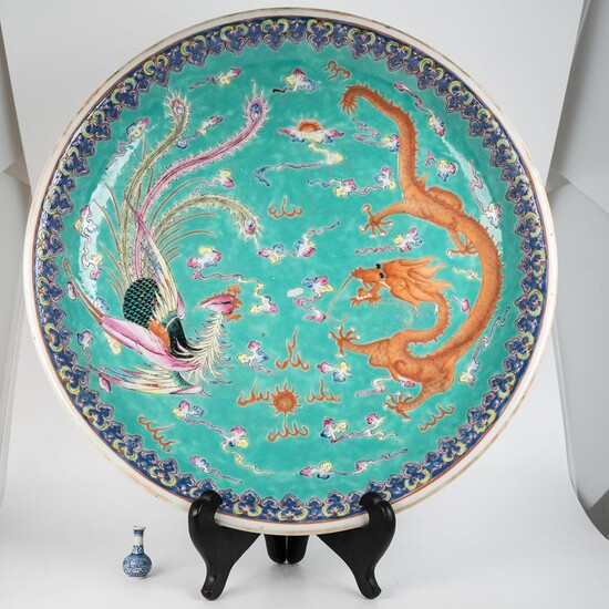 Charger, Saucer - Porcelain - Dragon and Phoenix chasing the flaming pearl in fiery sky- Kangxi mark tube- Very large 41,1 cm (!!) - China - Qing Dynasty (1644-1911)