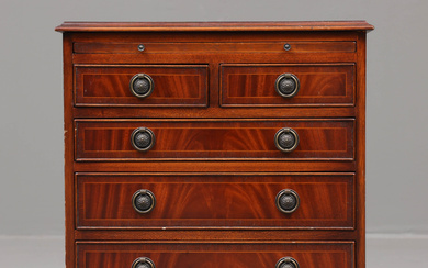 Chest of drawers, mahogany, English style, 20th century.