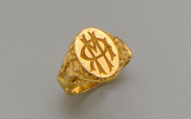 Chevalière en or jaune 18K (750/oo), le plateau ovale centré d'un sceau monogrammé "M.R", les...