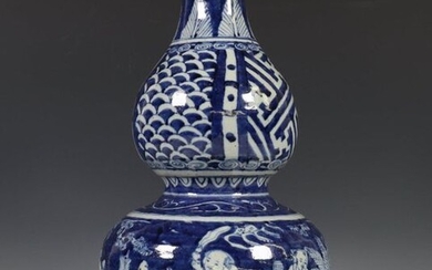 China, blue-white porcelain gourd-shaped vase, 19th/20th century, the...
