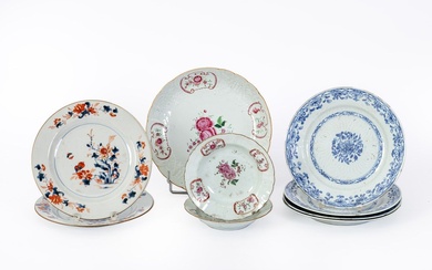 Chine, XVIIIe siècle Lot comprenant une série de quatre assiettes, une paire d'assiettes, une paire...