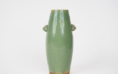 Chine du Sud, XIXe siècle, Vase de forme ovoïde en terre cuite émaillée céladon, orné...