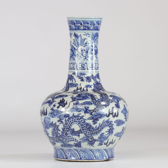 Chine vase en porcelaine blanc bleu à décor de dragons d'époque Qing Marque aux cercles...