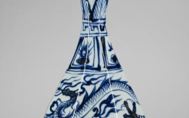 Chinese Blue and White Porcelain 'Dragon' Vase
