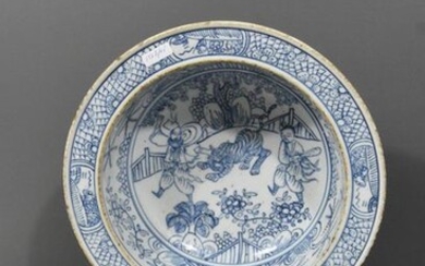Chinese porcelain bowl (diam.27cm, Ht.9cm)