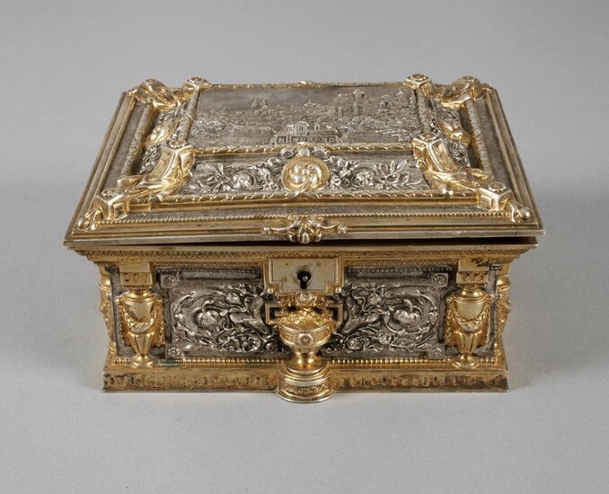 Coffret en ferFin 19e siècle, argenté ou doré, corps en forme de coffre décoré dans...