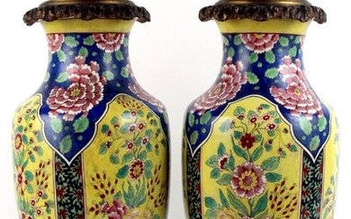 Coppia di vasi in porcellana policroma, decoro a peonie, base e coperchi in bronzo, altezza cm. 54, fine XIX secolo.