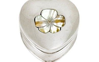 Cornelius Desormeaux Saunders & James Francis Hollings (Frank) Shepherd (1910) Sterling silver heart-shaped ring box with mother-of-pearl flower inlay and silk lining - Jewellery box (1) - .925 silver, Mother of pearl, Silk