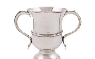 Coupe à deux anses en argent de George III, par Benjamin Cartwright, Londres 1764, forme...