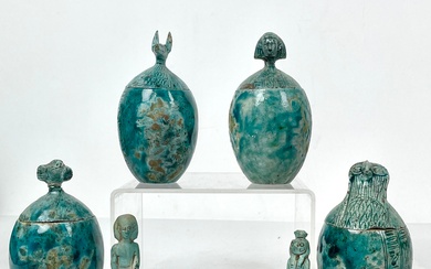 DANS LE GOÛT DE L'EGYPTE ANCIENNE : Lot en céramique émaillée turquoise comprenant : -...