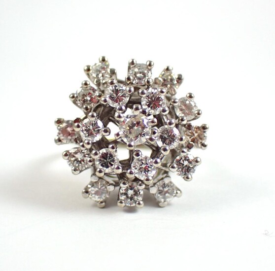 DIAMOND AND FOURTEEN KARAT GOLD CLUSTER RING. The